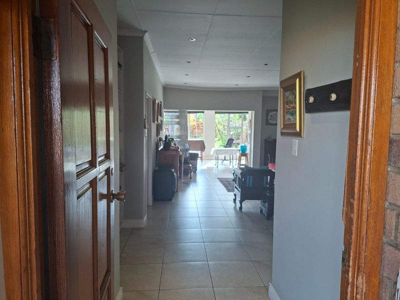 Well-Maintained 3-Bedroom Face brick Townhouse in Secure Hutten Heights Complex - Photo 3