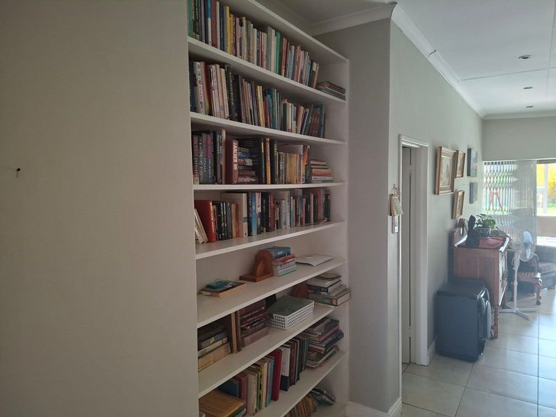 Well-Maintained 3-Bedroom Face brick Townhouse in Secure Hutten Heights Complex - Photo 4