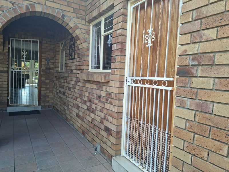 Well-Maintained 3-Bedroom Face brick Townhouse in Secure Hutten Heights Complex - Photo 1