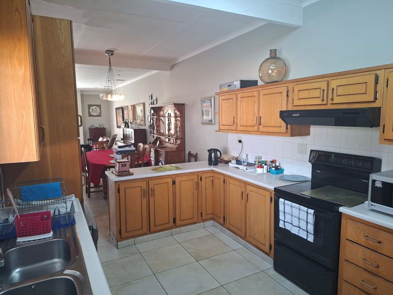 Well-Maintained 3-Bedroom Face brick Townhouse in Secure Hutten Heights Complex - Photo 8