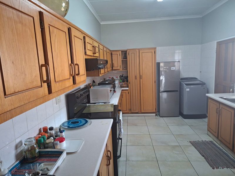 Well-Maintained 3-Bedroom Face brick Townhouse in Secure Hutten Heights Complex - Photo 7