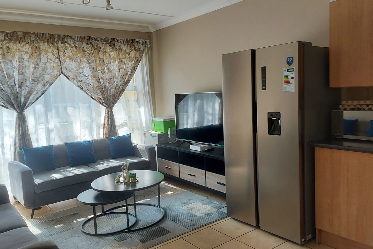 Modern 3-Bedroom Apartment in a Well-Maintained Complex, Geelhout Park, Rustenburg - Photo 4