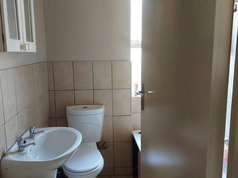 Modern 3-Bedroom Apartment in a Well-Maintained Complex, Geelhout Park, Rustenburg - Photo 8
