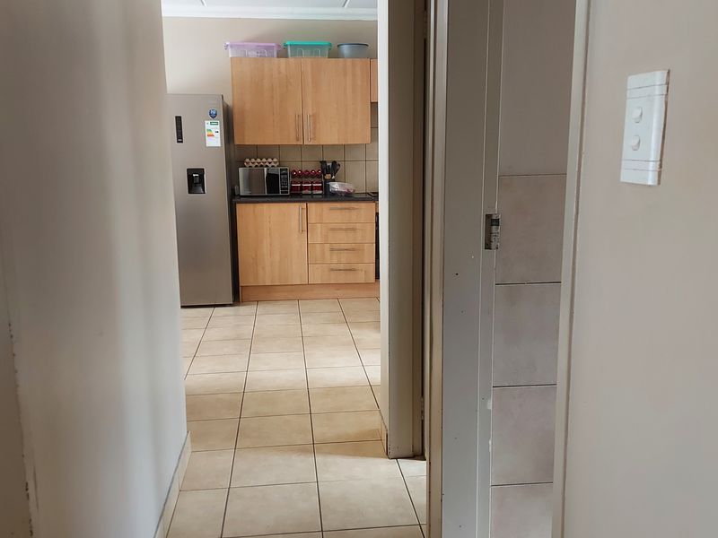 Modern 3-Bedroom Apartment in a Well-Maintained Complex, Geelhout Park, Rustenburg - Photo 6
