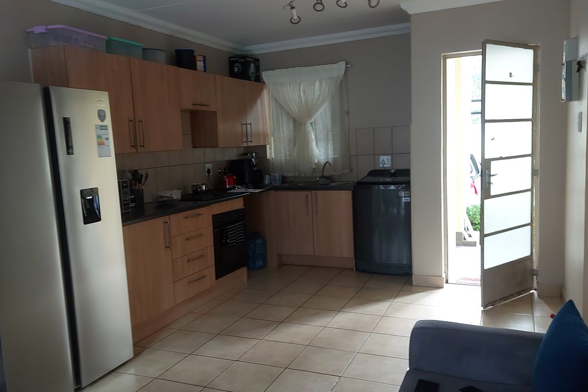 Modern 3-Bedroom Apartment in a Well-Maintained Complex, Geelhout Park, Rustenburg - Photo 2