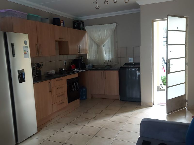 Modern 3-Bedroom Apartment in a Well-Maintained Complex, Geelhout Park, Rustenburg - Photo 2