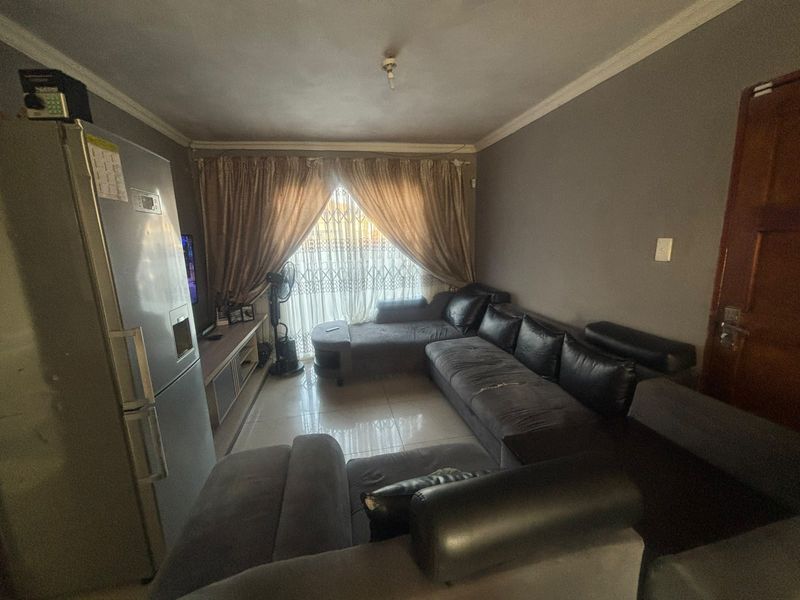 Stunning 3-bedroom home for sale - Photo 2