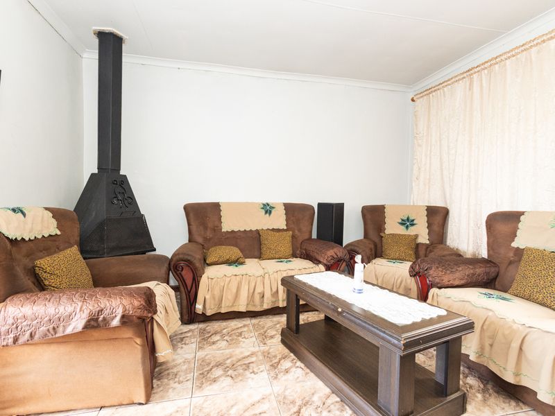 Cozy 2 Bedroom Home For Sale In Belhar - Photo 3