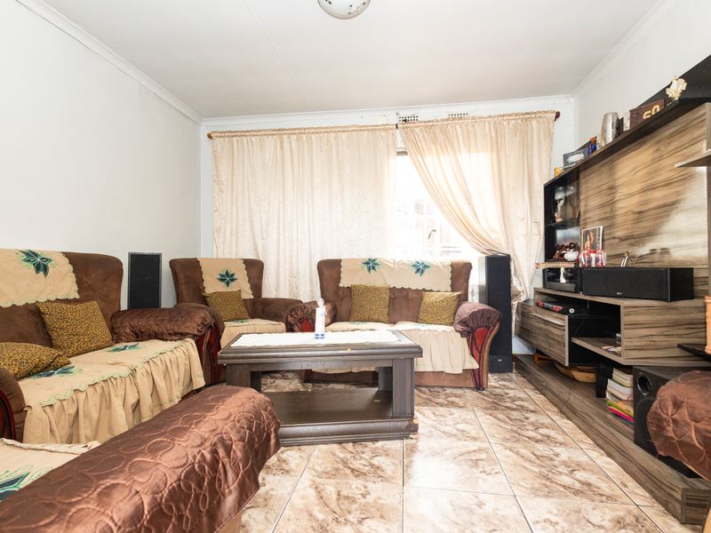 Cozy 2 Bedroom Home For Sale In Belhar - Photo 2