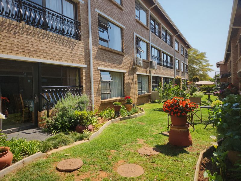 2-bedroom ground floor retirement unit - Photo 2