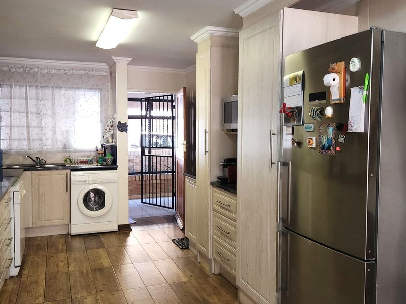 2-bedroom ground floor retirement unit - Photo 8