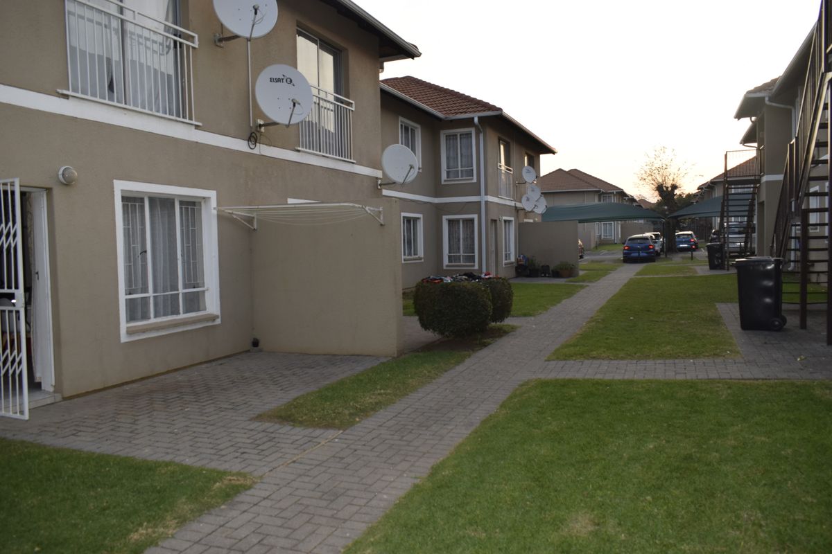 Ground unit with 2 bedroom for sale in Comet - Photo 3