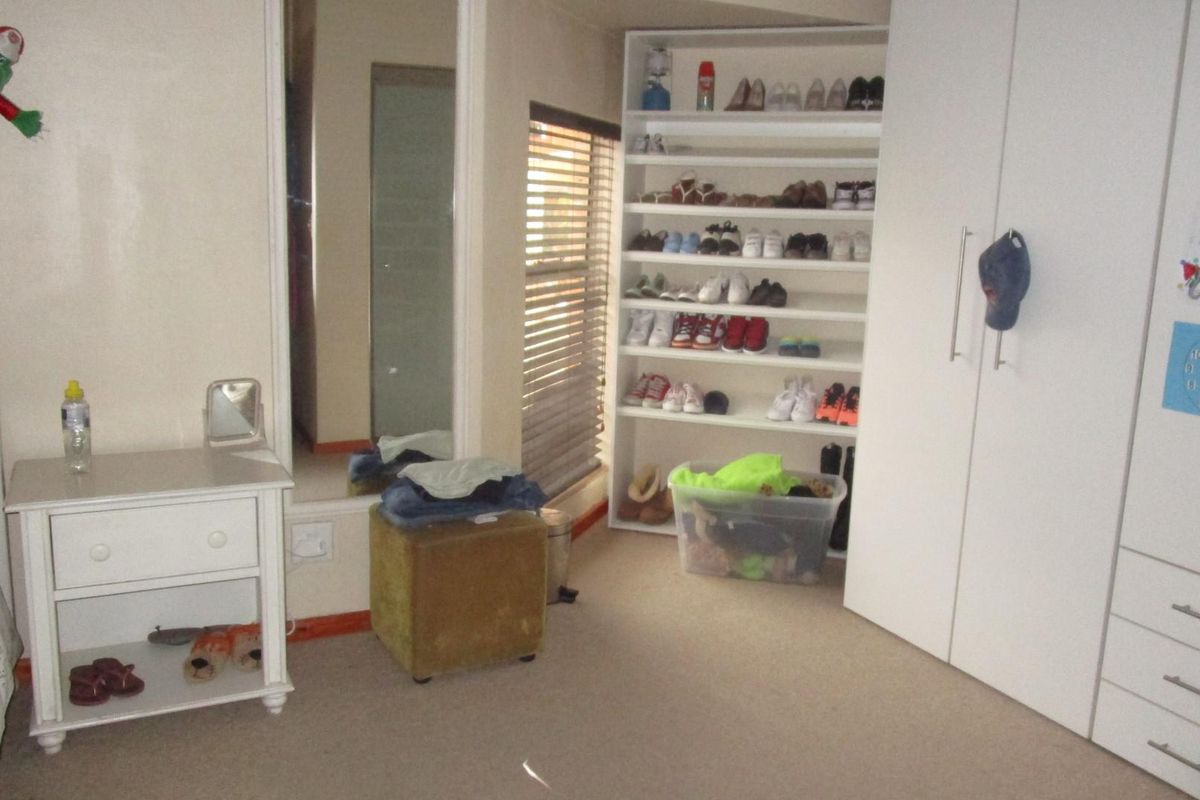 Spacious Family Home with Study and Triple Garages in Sought-After Craighall Park - Photo 5