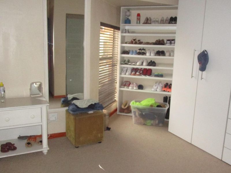 Spacious Family Home with Study and Triple Garages in Sought-After Craighall Park - Photo 5
