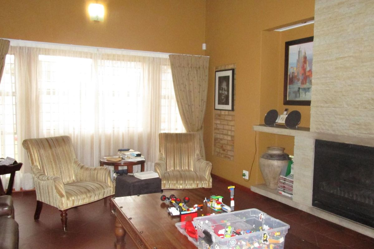 Spacious Family Home with Study and Triple Garages in Sought-After Craighall Park - Photo 4