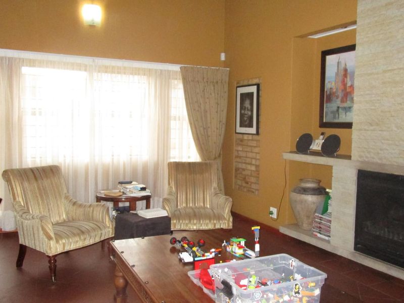 Spacious Family Home with Study and Triple Garages in Sought-After Craighall Park - Photo 4