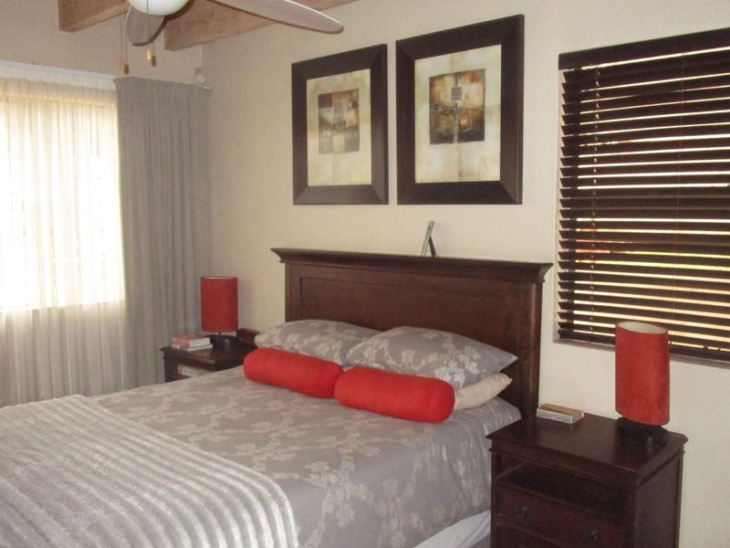 Spacious Family Home with Study and Triple Garages in Sought-After Craighall Park - Photo 1