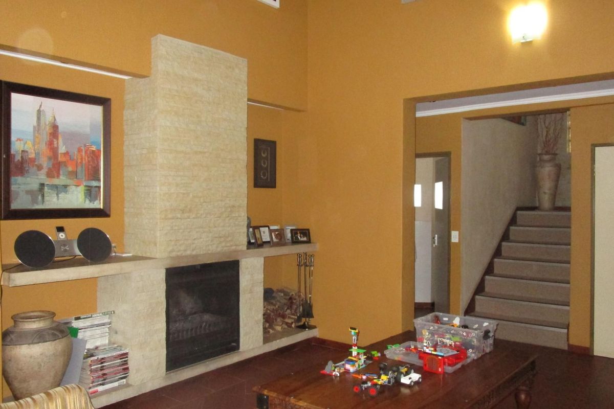 Spacious Family Home with Study and Triple Garages in Sought-After Craighall Park - Photo 2