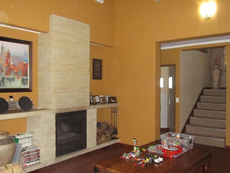 Spacious Family Home with Study and Triple Garages in Sought-After Craighall Park - Photo 2