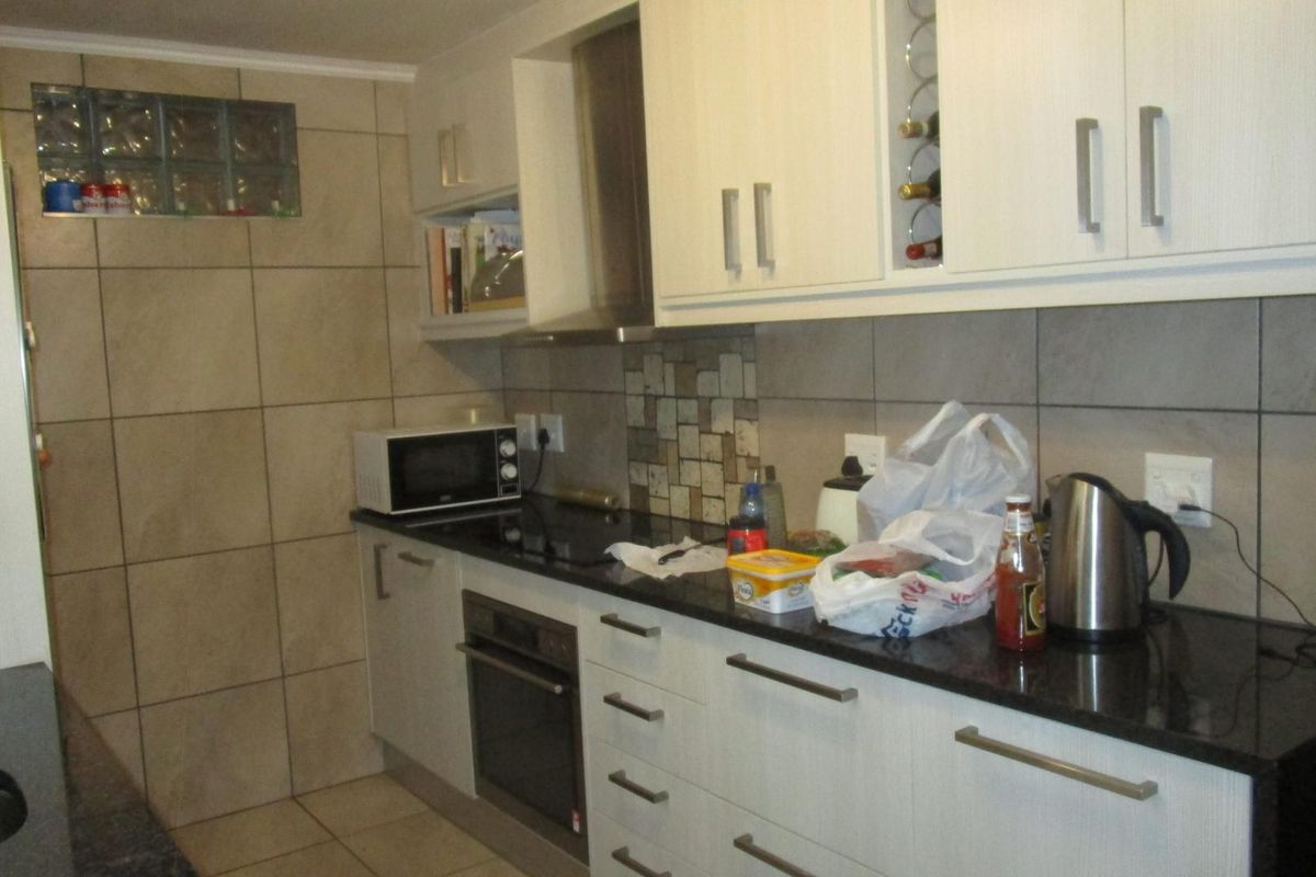 Spacious Family Home with Study and Triple Garages in Sought-After Craighall Park - Photo 3