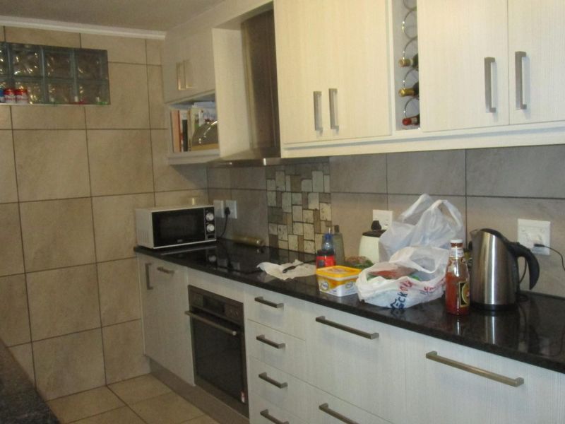 Spacious Family Home with Study and Triple Garages in Sought-After Craighall Park - Photo 3