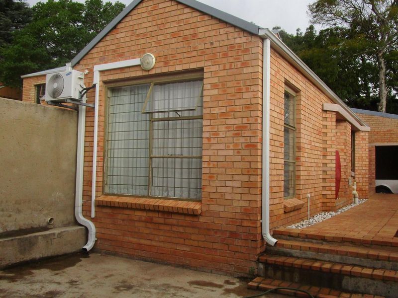 Spacious Family Home with Study and Triple Garages in Sought-After Craighall Park - Photo 10