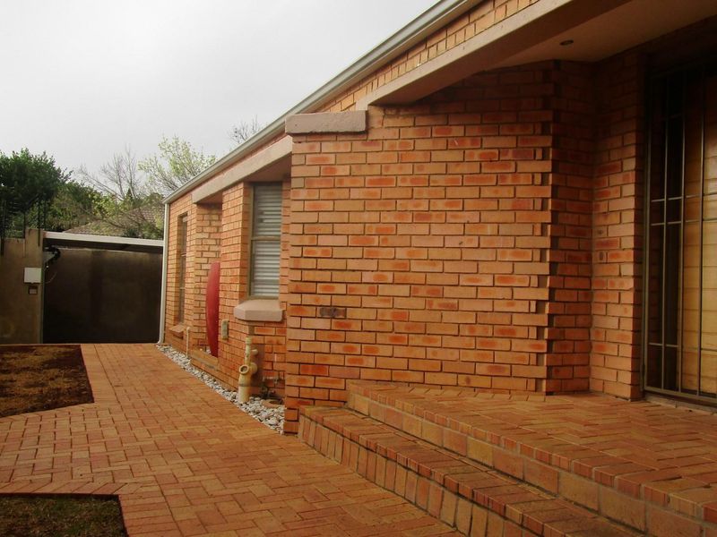 Spacious Family Home with Study and Triple Garages in Sought-After Craighall Park - Photo 9