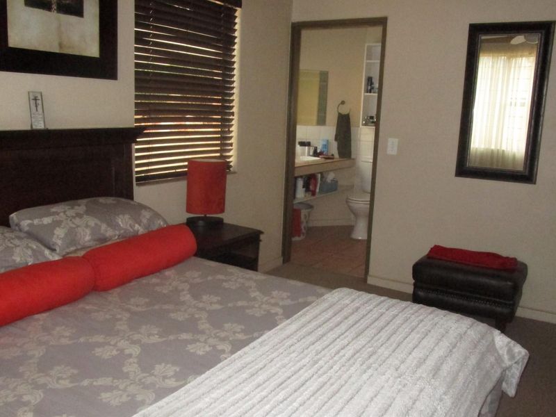 Spacious Family Home with Study and Triple Garages in Sought-After Craighall Park - Photo 8