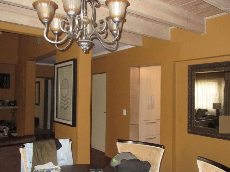Spacious Family Home with Study and Triple Garages in Sought-After Craighall Park - Photo 7