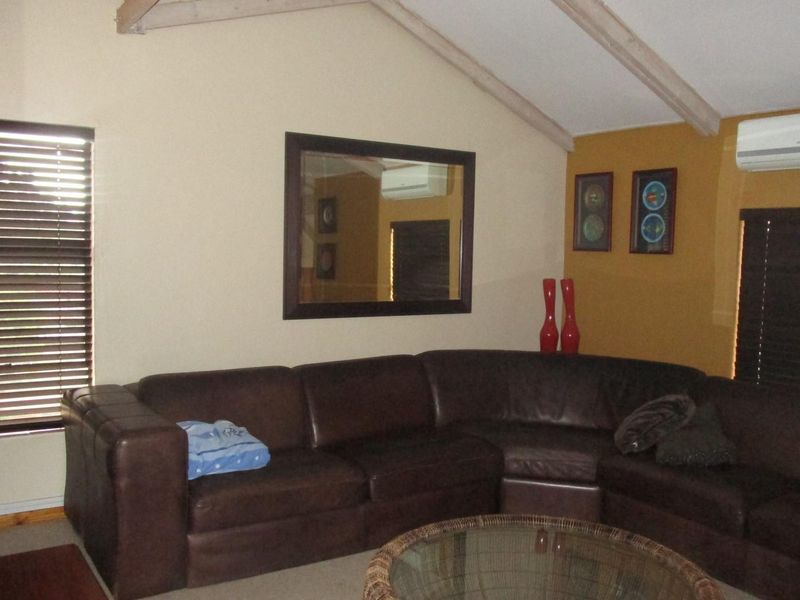 Spacious Family Home with Study and Triple Garages in Sought-After Craighall Park - Photo 6