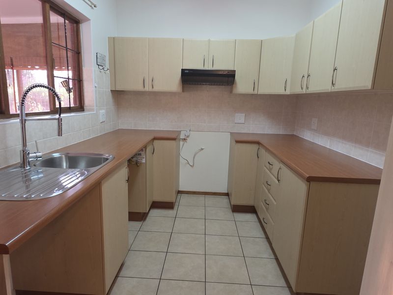 Lovely Neat  - 1 Bedroomed Home with Study - Photo 6