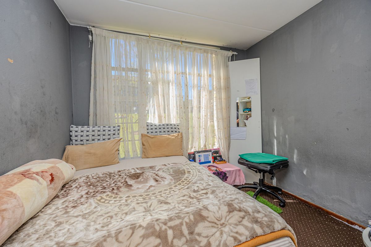Stunning 2-Bedroom Apartment For Sale in Laser Park, Roodepoort – Modern Living Awaits Your Arrival! - Photo 4