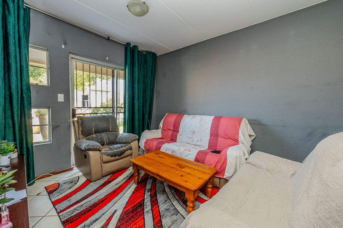 Stunning 2-Bedroom Apartment For Sale in Laser Park, Roodepoort – Modern Living Awaits Your Arrival! - Photo 3