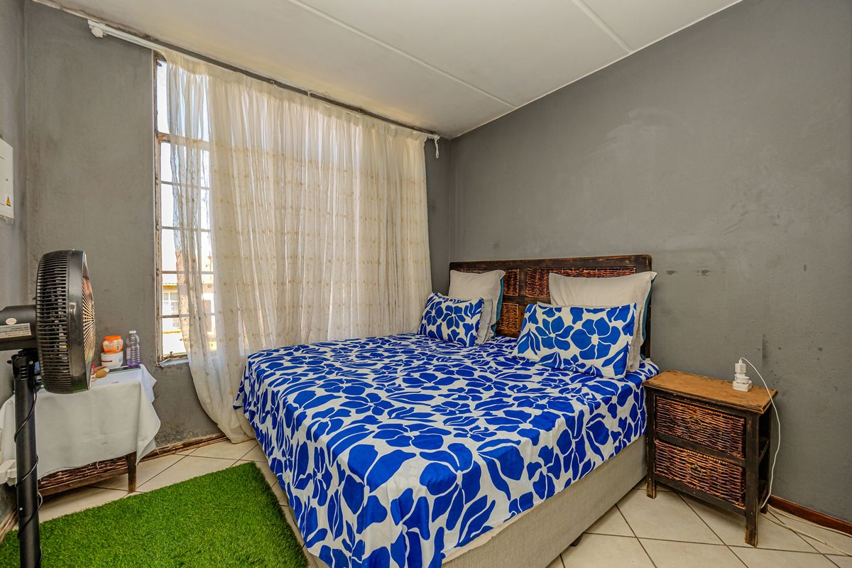 Stunning 2-Bedroom Apartment For Sale in Laser Park, Roodepoort – Modern Living Awaits Your Arrival! - Photo 5
