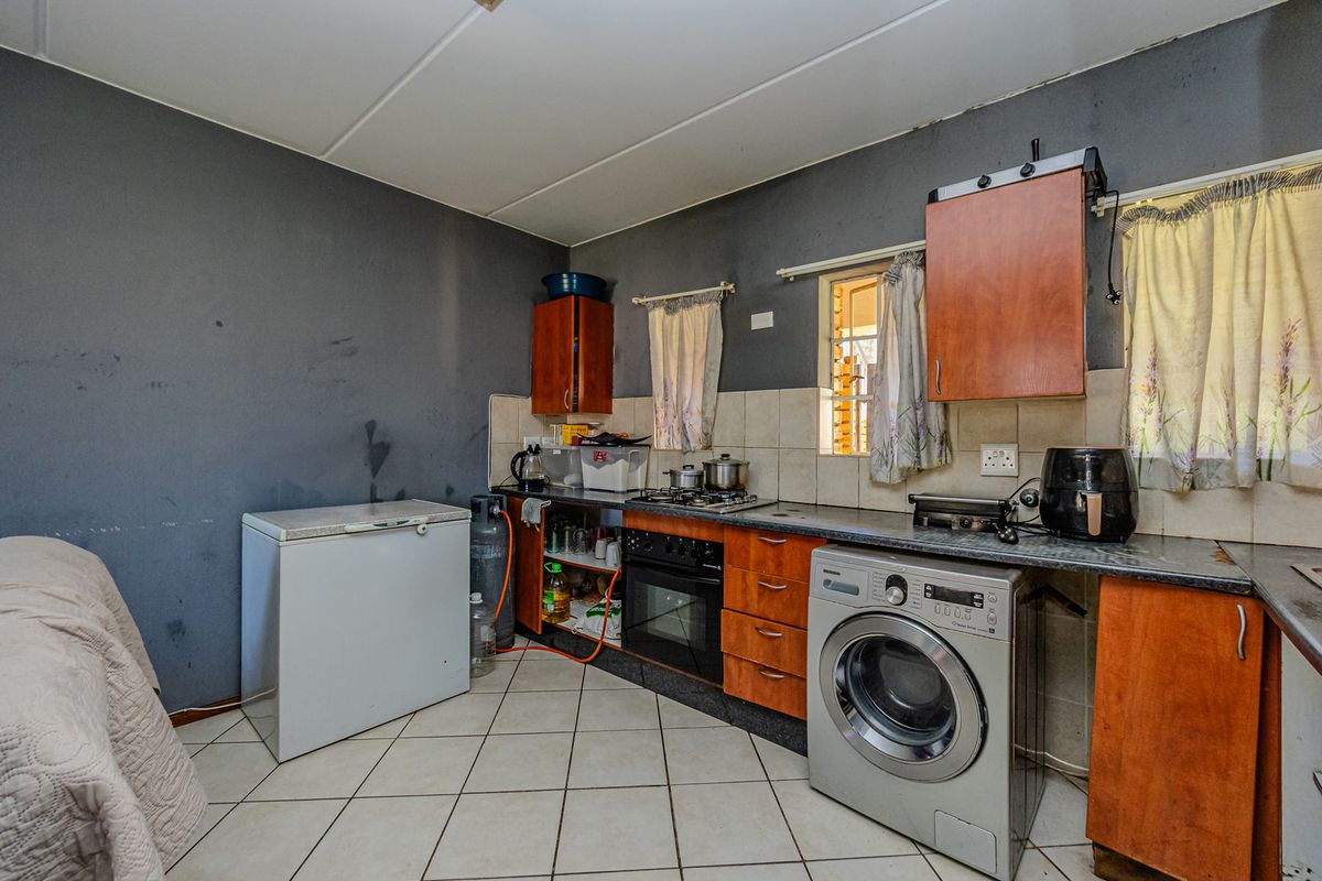Stunning 2-Bedroom Apartment For Sale in Laser Park, Roodepoort – Modern Living Awaits Your Arrival! - Photo 2