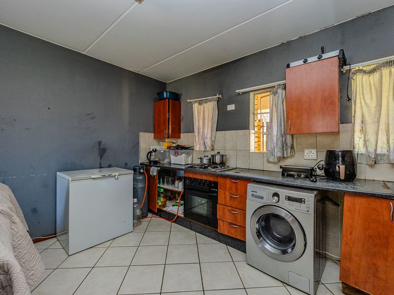 Stunning 2-Bedroom Apartment For Sale in Laser Park, Roodepoort – Modern Living Awaits Your Arrival! - Photo 2
