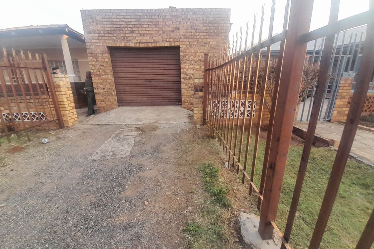 Potential business related house  with flatlet for sale - Photo 4