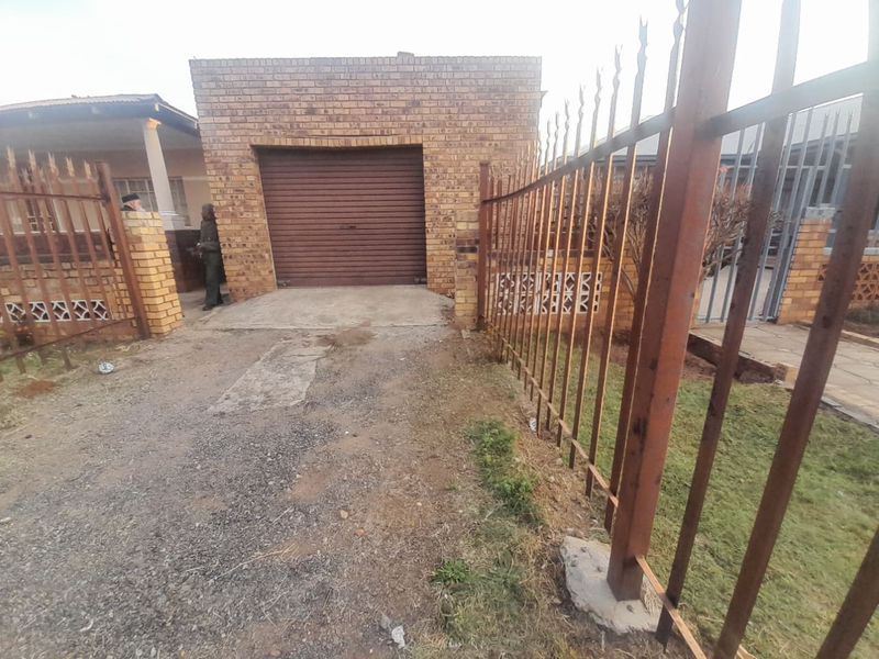Potential business related house  with flatlet for sale - Photo 4