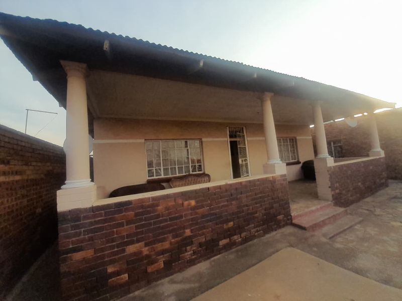 Potential business related house  with flatlet for sale - Photo 1