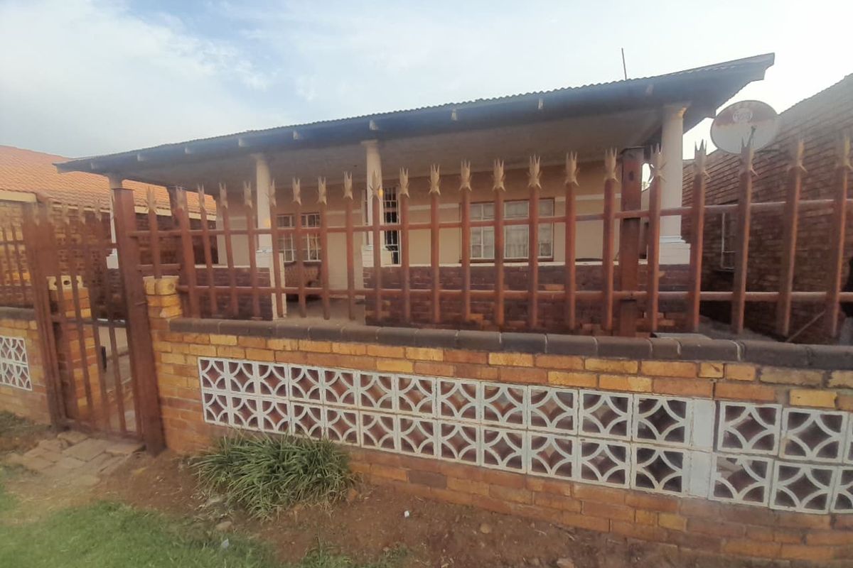 Potential business related house  with flatlet for sale - Photo 2