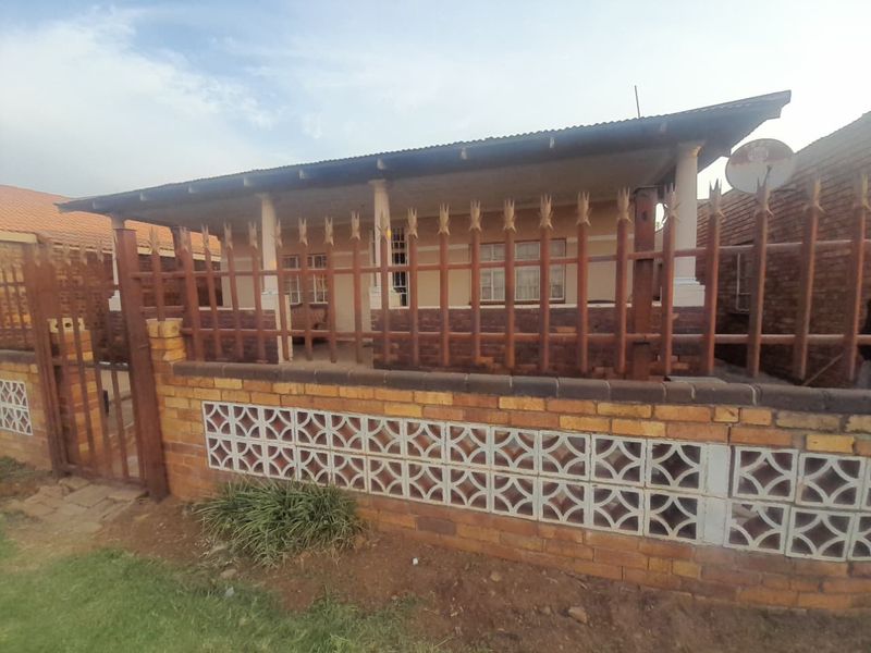 Potential business related house  with flatlet for sale - Photo 2