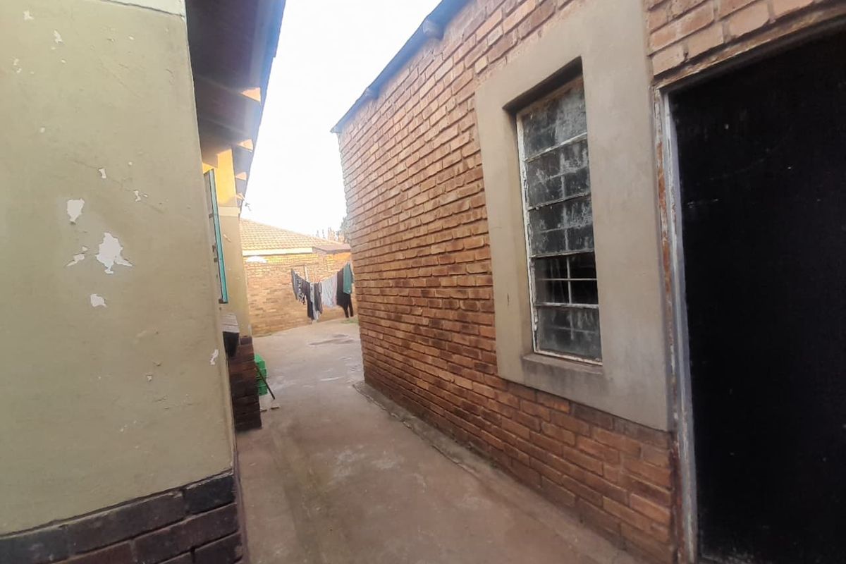 Potential business related house  with flatlet for sale - Photo 3