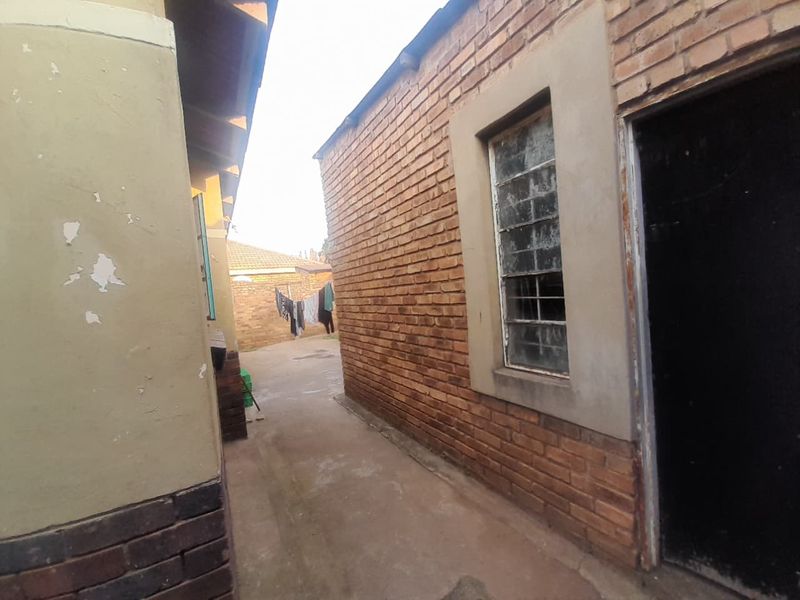 Potential business related house  with flatlet for sale - Photo 3