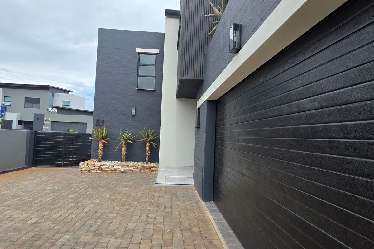 Modern Family Home with 4 Bedrooms, Staff Room & Entertainer’s Garden in Fountainbrook Estate - Photo 2