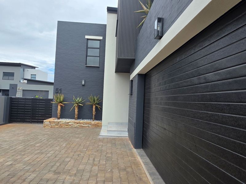 Modern Family Home with 4 Bedrooms, Staff Room & Entertainer’s Garden in Fountainbrook Estate - Photo 2