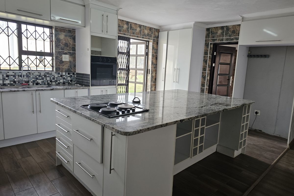 Charming 3-Bedroom Family Home with Versatile Living Spaces - Photo 4