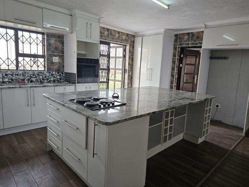 Charming 3-Bedroom Family Home with Versatile Living Spaces - Photo 4