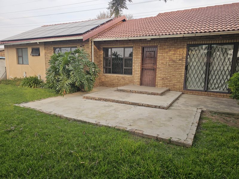 Charming 3-Bedroom Family Home with Versatile Living Spaces - Photo 1