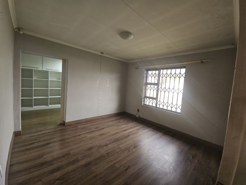 Charming 3-Bedroom Family Home with Versatile Living Spaces - Photo 10