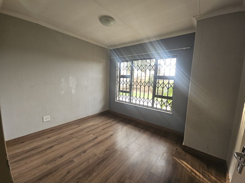 Charming 3-Bedroom Family Home with Versatile Living Spaces - Photo 7